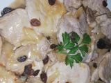 Lomo con pasas y cebolla caramelizada