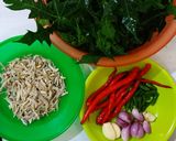 Foto langkah ke 1 dari resep Tumis daun pepaya jepang.