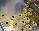 Foto langkah ke 3 dari resep Kue Dahlia/kue semprit.