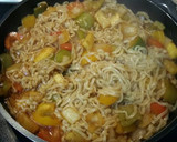 Foto del paso 4 de la receta: Noodles con verduras agridulces y patas rusas