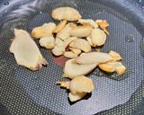 A picture of step 3 of Garlic Clam Pasta.