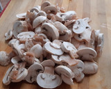 Foto del paso 1 de la receta: Fritada de champiñones y pimientos con queso Gamonéu