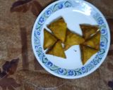 A picture of step 4 of Qeemay k fried samosay.