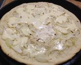 Foto del paso 3 de la receta: Pizzas caseras (fugazzeta y de jamón crudo)