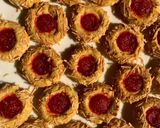 Foto langkah ke 5 dari resep Thumbprint Cookies 🧈🥚🍓.