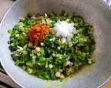 A picture of step 1 of Spring Onions with Tomato.