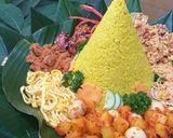 Foto langkah ke 7 dari resep Tumpeng Nasi Kuning.