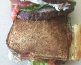 Foto del paso 3 de la receta: Tostados de J y Q lechuga y Tomate en Pan Negro