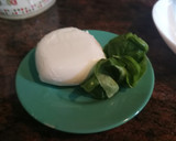 Foto del paso 3 de la receta: Mozzarella y tomate con albahaca
