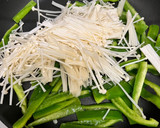 青椒金針菇炒雞絲的食譜步驟4照片