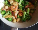 Foto langkah ke 2 dari resep Tumis brokoli udang tofu telur puyuh.