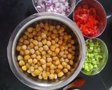 A picture of step 1 of Chickpea salad.