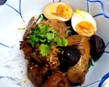 รูปขั้นตอนการทำที่ 6 ของ เส้นหมี่หุ่นน้ำปีกไก่ตุ๋น