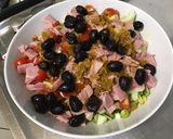 Une image de l'étape 12 de Salade de riz vert au jambon, concombre, poivrons, tomates et olives noires.