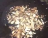A picture of step 3 of Garlicky french beans.
