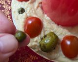 Foto del paso 3 de la receta: Corona navideña express de hummus 🎄Hummus decorado con tomatitos, olivas, pepino y alcaparras 🎄