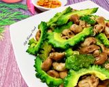 Hình bước làm 3 của món Bao Tử Cá Ba Sa Xào Khổ Qua Rừng
