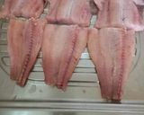 Foto del paso 1 de la receta: Pescado y papas fritas con ensalada de lechuga y tomate