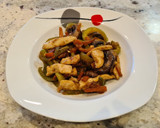 Foto del paso 4 de la receta: Salteado de pollo con portobello, zanahorias y pimiento