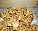 A picture of step 3 of Aloo palak pakoray.