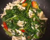 Foto langkah ke 2 dari resep Cah Kangkung Ayam Suir.