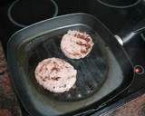 Foto del paso 5 de la receta: Hamburguesa de cerdo a la plancha con coliflor rebozada y papas cocidas