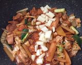 Foto langkah ke 8 dari resep Korean stir-fried chicken mozzarella.