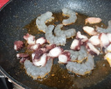 Foto del paso 3 de la receta: Gulas picantitas con langostinos y pulpo