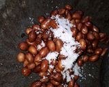 Foto langkah ke 4 dari resep 89. Sayuran Rebus Sawi Pahit dan Kol Saus Kacang Pedas.