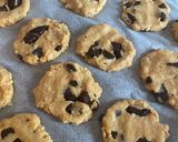 Une image de l'étape 4 de Cookies à la poudre d’amande et à la purée de pommes au chocolat noir.