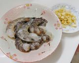 รูปขั้นตอนการทำที่ 1 ของ กุ้งผัดกระเทียม