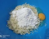 Foto langkah ke 1 dari resep Bola bola mie sosis.