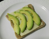 Foto del paso 4 de la receta: Sándwich de pesto, queso y aguacate