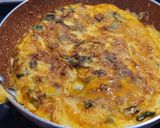 Foto del paso 4 de la receta: Tortilla de calabacín, champiñones, espinacas y sobrasada