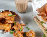 A picture of step 4 of Kanda bhaji sliders.