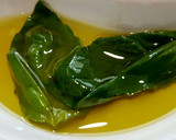 Foto del paso 1 de la receta: Ensalada de canónigos aderezada con aceite de albahaca y lima