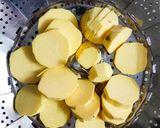 Hình bước làm 1 của món Bánh khoai lang chiên nhân thịt