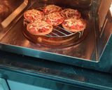 A picture of step 4 of Rajma bhakri pizza.