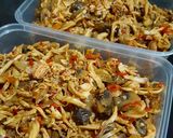 Foto langkah ke 7 dari resep Ayam suwir jamur kancing pedas (isian nasi bakar).