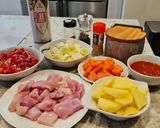 Foto del paso 1 de la receta Estofado de pollo con patatas y zanahorias