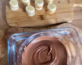 Une image de l'étape 3 de Bouchées glacées banane, beurre de cacahuète, chocolat et coco.
