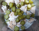 Foto del paso 2 de la receta: Ensalada de pollo  y pepinillos 🥒con  yogur🥛