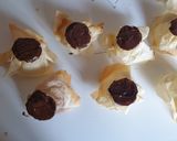 Foto del passaggio 7 della ricetta Cestini di pasta fillo con crema pasticcera e frutta. Vegan