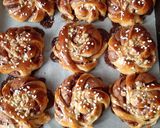 Briós (csokikrémmel, dióval és cukorral szórva) recept fázis 8 fotója