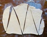 Foto del paso 5 de la receta: Medialunas con relleno 🥐