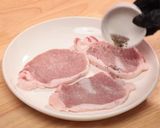 รูปขั้นตอนการทำที่ 1 ของ หมูทอดทงคัตสึ🐷