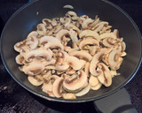 Foto del paso 4 de la receta: Pechuga de pollo a la antigua con champiñones