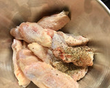Foto del paso 3 de la receta: Alitas de Pollo crujientes al horno