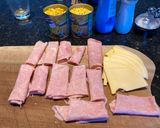 Foto del paso 3 de la receta: Peceto al horno a la mostaza mechado con jamón y queso y por encima salsa blanca con choclo y queso