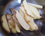 Foto langkah ke 2 dari resep Potato Wedges 🥔.
